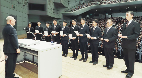 新設された「教学部」。坪田部長以下10人に辞令が授与された