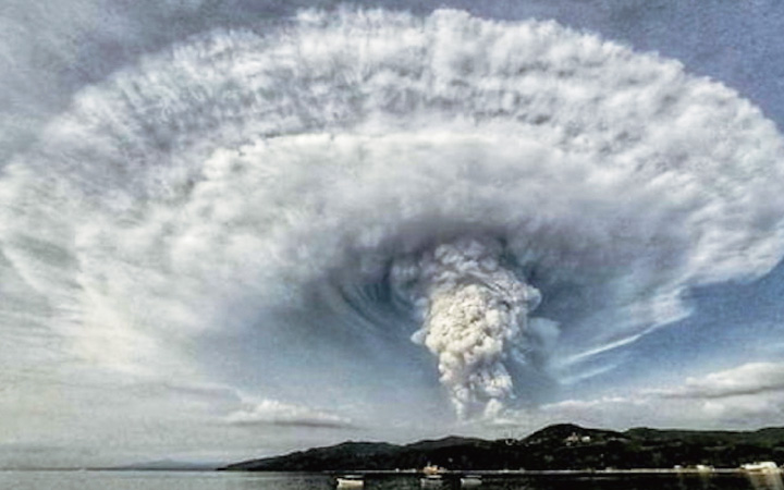 フィリピン・タール火山の大規模噴火。噴煙は1万～1万5千メートルに達した