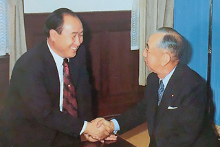 統一教会本部で文鮮明（左）と握手する岸信介元首相