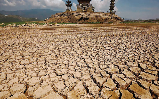 中国は大干ばつで大河も干上がり、600年前の仏像も露出した