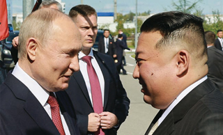 プーチンが30分も早く到着して金正恩を出迎えた。両国の連携により朝鮮半島有事が懸念される