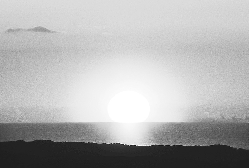 清澄山の頂より望む太平洋で、朝日が昇る写真