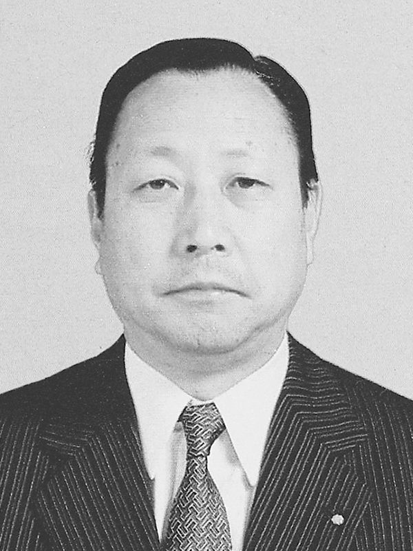 ストライプ柄のスーツを着た男性の白黒肖像写真