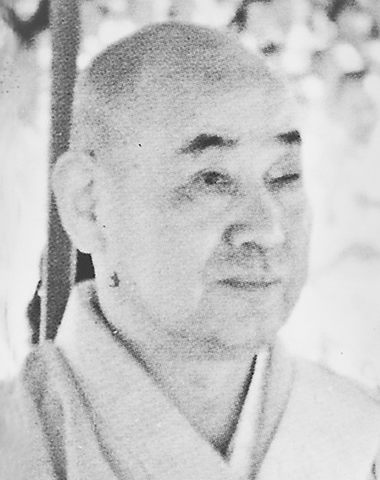 法衣をまとった年配男性の白黒肖像写真