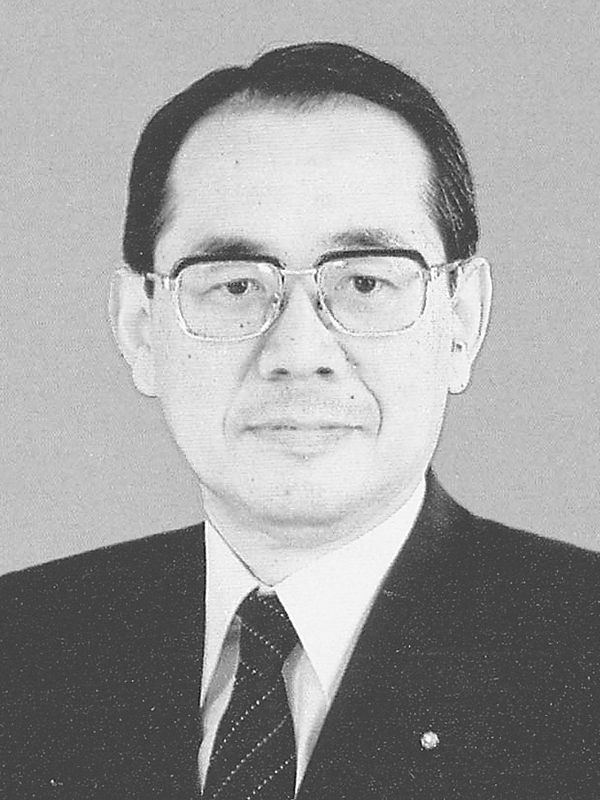 眼鏡をかけたスーツ姿の男性の白黒肖像写真