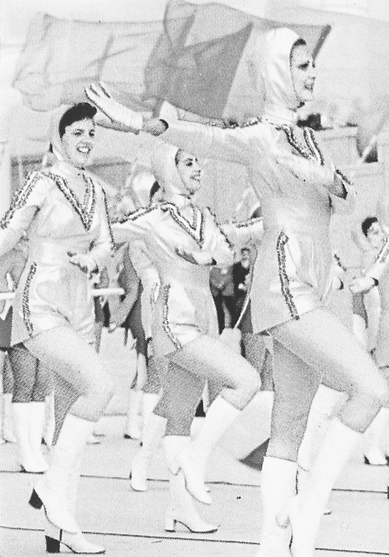 学会員がステージ衣装に身を包んで踊る様子