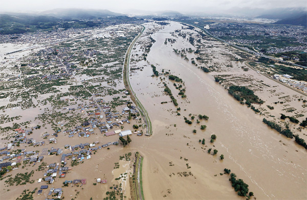 猛烈台風は相次いで日本を襲い、河川はいたる所で氾濫した