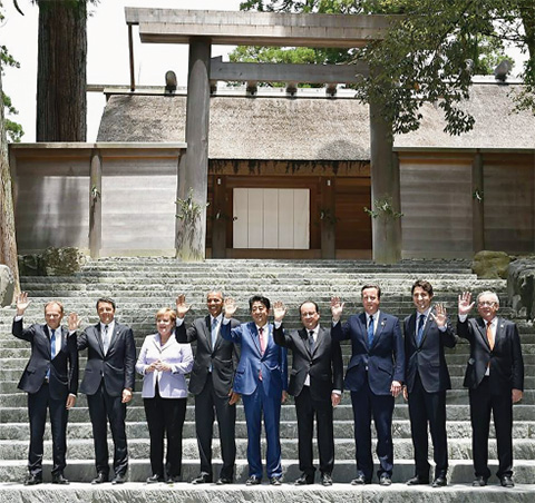 安倍首相（当時）はG7首脳を伊勢神宮に参拝させた