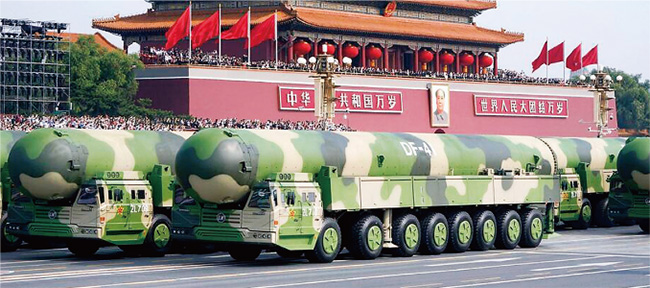 中国の軍事パレードで披露された「DF41」ミサイル