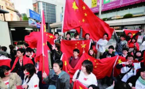 長野で翻った中国の五星紅旗