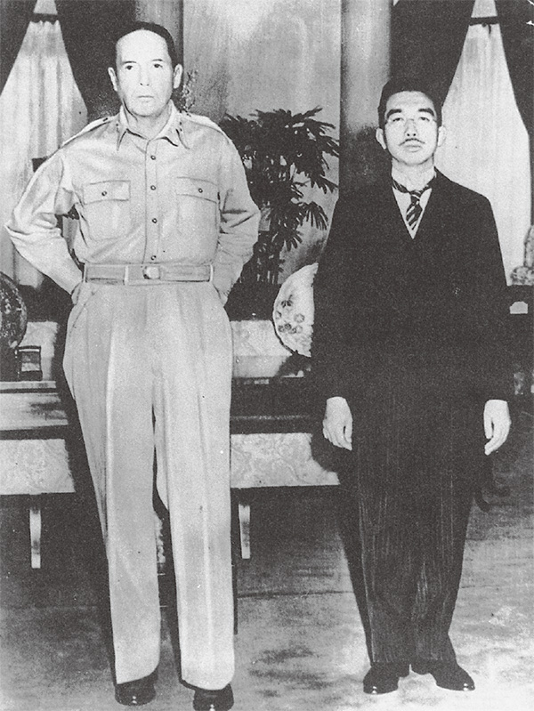 終戦の翌月、占領軍最高司令官マッカーサーを訪問された昭和天皇（昭和20年9月27日）