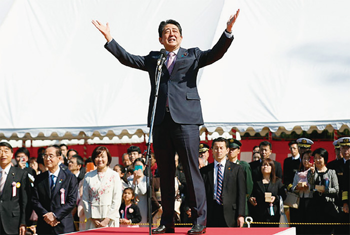 「桜を見る会」で挨拶する安倍首相