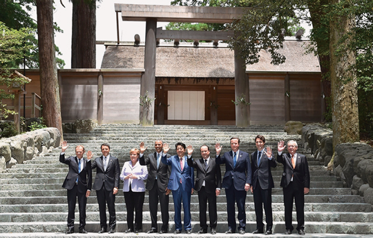 安倍晋三は国家神道を国際的に認めさせるため、平成28年のG7会議の際、各国首脳を伊勢神宮に参拝させた