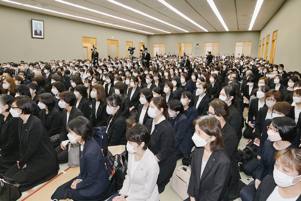 総幹部会に臨む顕正会幹部