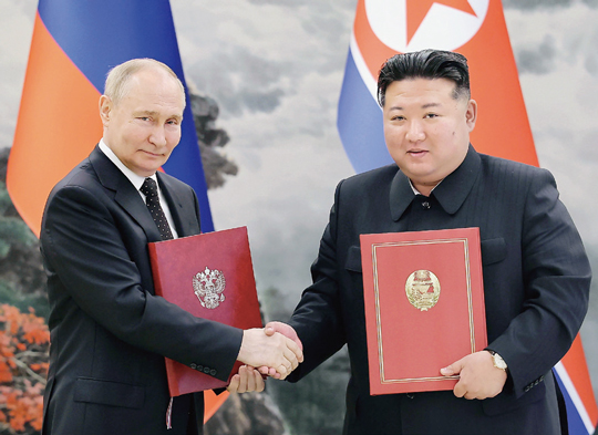 ロシアのプーチン大統領（左）と北朝鮮の金正恩総書記は事実上の軍事同盟を締結した（写真提供・共同通信社）