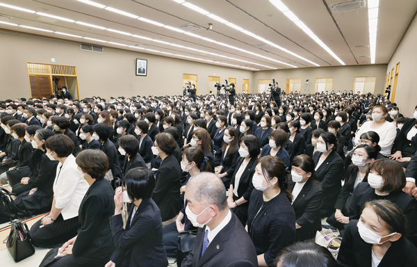 総幹部会に臨む顕正会幹部