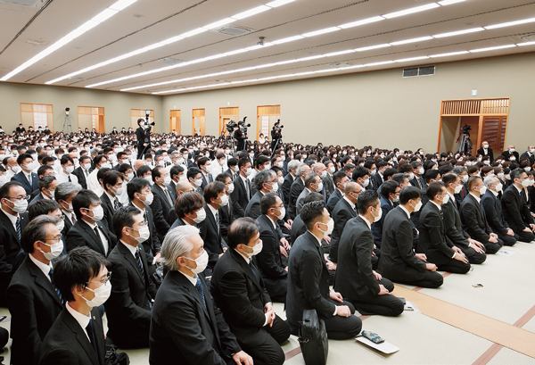 総幹部会に臨む顕正会幹部