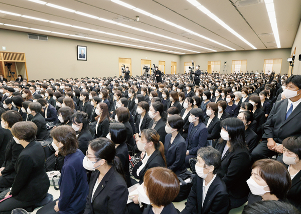 総幹部会に臨む顕正会幹部