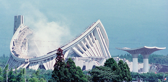 先生の捨身の諫暁により、わずか26年で崩壊した偽戒壇・正本堂