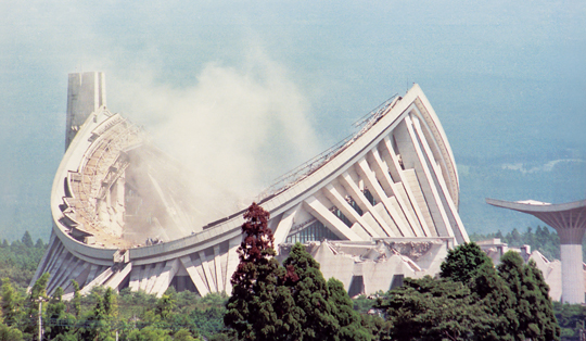 先生の捨身の諫暁により、わずか26年で轟音と共に崩壊した偽戒壇・正本堂
