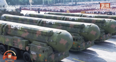 軍事パレードで初公開された大陸間弾道ミサイル（ICBM）「東風（DF）5C」（上）と「東風61」。「東風5C」の射程は2万キロ超で世界中を攻撃可能、「東風41」の後継「東風61」は米国の大都市を破壊できると言われている