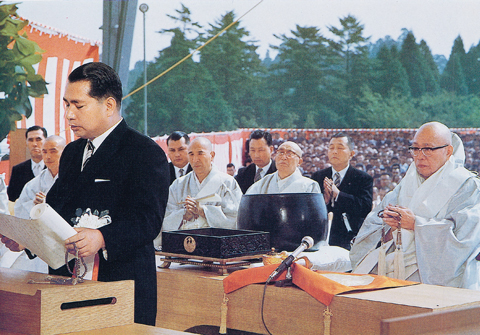 細井日達の前に出て「発願誓文」を読み上げる池田大作