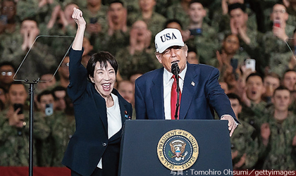 米空母で右手を振り上げ小躍りするハシャギぶり