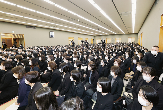 総幹部会に臨む顕正会幹部