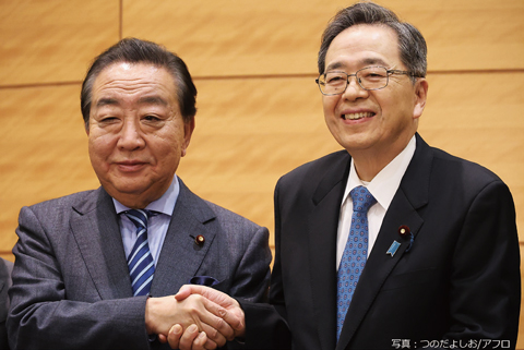 握手する野田（左）・斉藤両共同代表。選挙のための「野合」がいつまで保つのか
