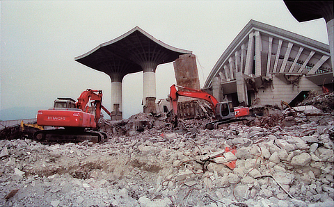 宗門の最高権力者・池田大作と絶対権威の時の貫首・細井日達が 「御遺命の戒壇」 と謀った偽戒壇・正本堂は、浅井先生の連々たる諫暁により、わずか26年で音を立てて崩壊した。これ大悪を許し給わぬ大聖人様の厳たる御仏意である