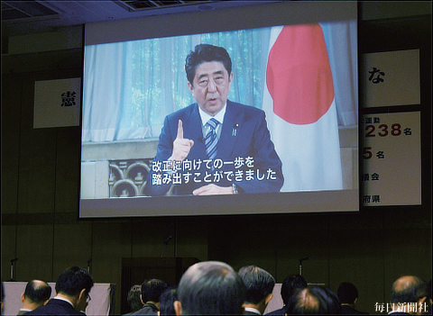 日本会議系の集会で憲法九条の加憲案を提起した安倍晋三元首相