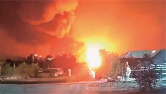 イランのドローンによる報復攻撃で炎上するクエートの米軍基地