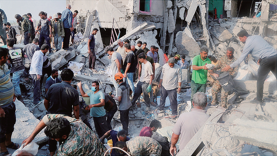 米軍の誤爆により女子小学校の児童ら約170人が死亡した