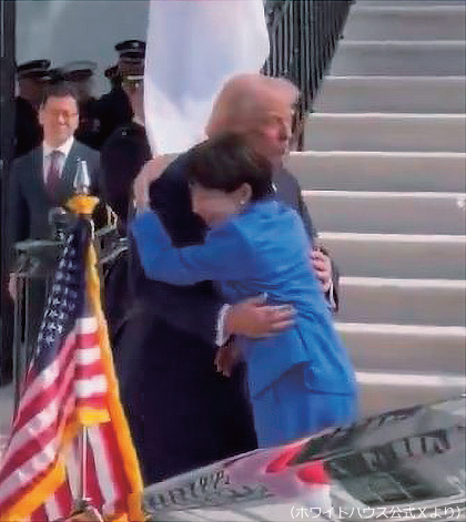 ホワイトハウスに到着するやいきなり抱きついた