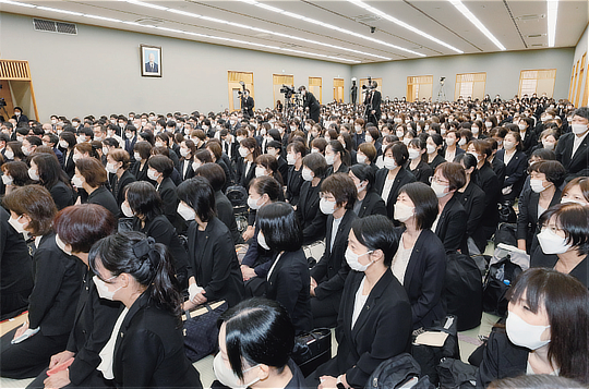 本部会館礼拝室において多数の顕正会幹部がスーツに身を包み会合に参加している様子