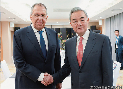 握手する中国の王毅外相とロシアのラブロフ外相