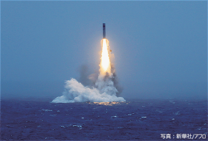 海中から潜水艦発射弾道ミサイルが発射される様子