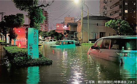 千葉豪雨で冠水した夜間の道路と自動車