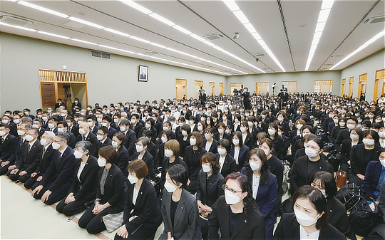 総幹部会に臨む顕正会幹部