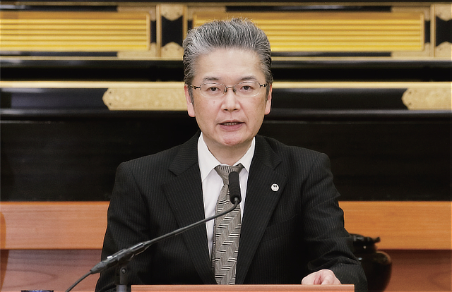 総幹部会で講演する浅井会長
