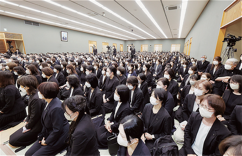 総幹部会に臨む顕正会幹部